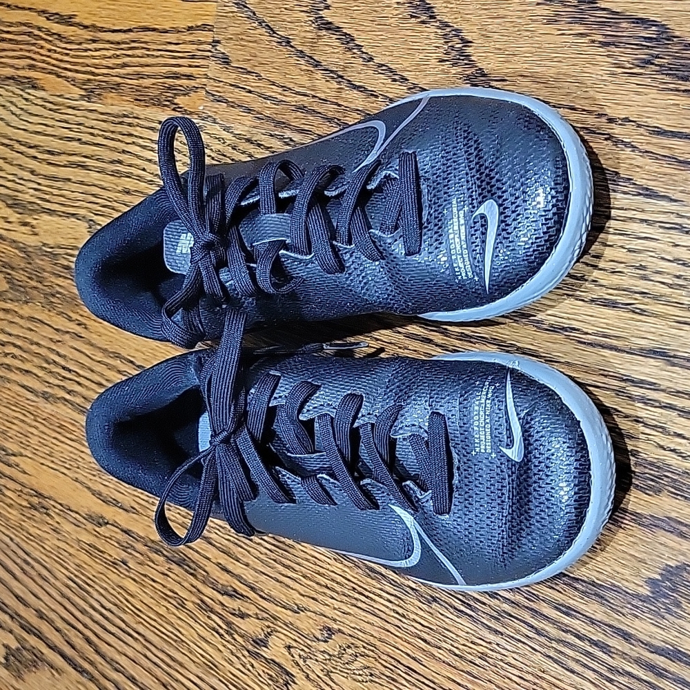 Nike youth futsal soccer shoes indoor